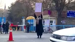 عادلې په یوازې ځان د کابل پوهنتون په مخکې اعتراض وکړ او پر لوحه یې د "اقرا" کلمه لیکل شوې وه