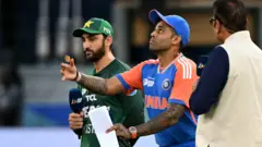 ඉන්දීය නායක සූරියකුමාර් යාදෙව් කාසියේ වාසිය වෙනුවෙන් කාසිය උඩ දමමින්