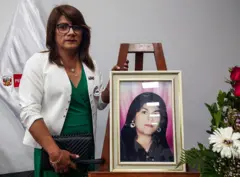 Azul Rojas posa junto a una foto suya sujeta en un caballete en el acto celebrado en el Ministerio de Justicia por el que el Estado Peruano le pidió disculpas formalmente.