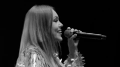 Олена Тополя співає у мікрофон 