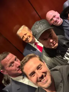 O presidente dos EUA, Donald Trump, e os donos da Rumble, Chris Pavlovski, do X, Elon Musk, além de Dana White, presidente do UFC. "A liberdade de expressão está salva", escreveu Pavlovski como legenda da foto