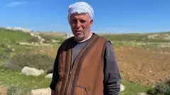 فارس سمامره کشاورز فلسطینی می‌گوید که او و خانواده‌اش پس از حمله شهرک‌نشینان اسرائیلی مزرعه خود را ترک کردند