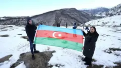 Dağlık Karabağ'da Azerbaycan bayrağı