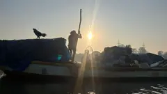 बच्चे नाव पर सवार होकर दूसरे किनारे जाते हैं. वह वहां सरकारी स्कूल में पढ़ाई करते हैं.