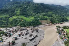 Cidade no Nepal soterrada em lama