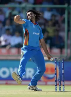 افغان کرېکټ لوبغاړی شاپور ځدراڼ د توپ‌اچونې پرمهال لیدل کېږي.