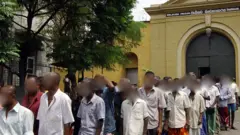 වැලිකඩ බන්ධනාගාරයෙන් නික්ම යන රැඳවියන් පිරිසක්