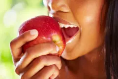 Femme qui mange une pomme