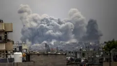 Fumaça após ataque de Israel a Gaza