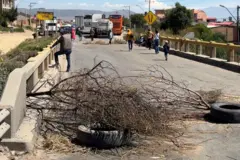 Bloqueio com pneus e galho em estrada