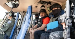 José Adolfo Macías, "Fito", en un helicóptero, rodeado de militares ecuatorianos.