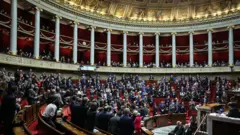 Los miembros del Parlamento se pusieron de pie para rendir homenaje a Mehdi Kessaci el 13 de noviembre.