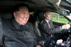 Vladimir Putin e Kim Jong Un andam juntosesses jogos de ganhar dinheiro é verdadecarro por Pyongyang