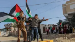 فرحة عارمة غمرت قلوب الغزيين بعد بدء تنفيذ المرحلة الأولى من اتفاق وقف إطلاق النار في القطاع.