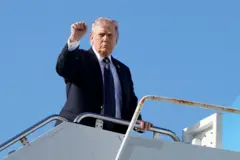 Donald Tramp ulazi u predsednički avion
