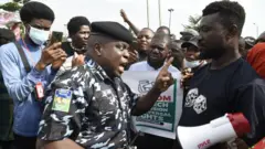 Aworan ọlọpaa ati awọn oluwọde