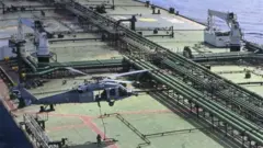 இந்த முற்றுகையின் கீழ், 33 கப்பல்களை மீண்டும் துறைமுகத்திற்குத் திரும்புமாறு அமெரிக்க மத்திய கட்டளை உத்தரவிட்டுள்ளதாகக் கூறியுள்ளது. மேலும், "இரானுக்குப் பொருள் உதவி வழங்குவதாக" சந்தேகிக்கப்படும் கப்பல்கள் எங்கு இயங்கினாலும் அவை தொடர்ந்து தடுத்து நிறுத்தப்படும் என்று பாதுகாப்புத் துறை தெரிவித்துள்ளது.
