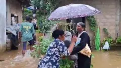 குடியிருப்புகளில் வெள்ளம் சூழ்ந்ததால் பாதுகாப்பான இடங்களை தேடி செல்லும் மக்கள்.