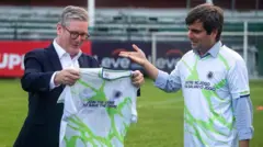 O primeiro ministro britânico, Keir Starmer (à esquerda) participou das ações do projeto Terra F.C., liderado por Calçado (à direita)