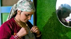 गाँव की नई बहू रेखा चौहान के मुताबिक़ कुछ महिलाएँ मानती हैं कि गहनों की सीमा तय नहीं होनी चाहिए थी.