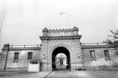 Entrada de prisão de Punta Carretas, em Montevidéu, com portão aberto e quatro janelas