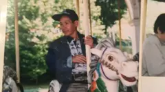 Carlos Arturo andando de carrossel durante sua visita à Coreia do Sul
