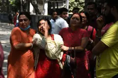 শিশুকে হারানোর পর কলকাতায় হাসপাতালের সামনে মায়ের কান্না