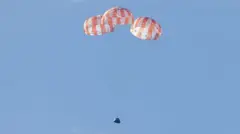 La cápsula Orión en el momento del amerizaje.