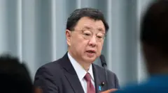 ဟီရိုကာဇု မာဆုနိုဟာ ဝန်ကြီးချုပ်ရဲ့ ညာလက်ရုံးအဖြစ် ရှုမြင်ခံရသူဖြစ်ပါတယ်။