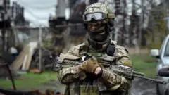 En esta fotografía, tomada el 13 de abril de 2022, un soldado ruso monta guardia en la central eléctrica de Luhansk, en la ciudad de Shchastya.