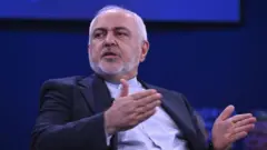 وزیر خارجه ایران پیشنهاد داده تهران در برابر پایان همه تحریمهای آمریکا، محدودیتهایی بر برنامه هستهای خود اعمال کرده و تنگه هرمز را دوباره بازگشایی کند