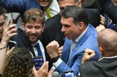 Flávio Bolsonaro comemora derrubata do veto ao PL da Dosimetria logo após fim da votação no Congresso