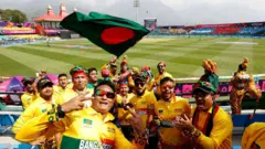 শনিবার ধরমশালার গ্যালারিতে বাংলাদেশ সমর্থকরা