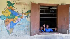 করিমগঞ্জের অবস্থান বাংলাদেশের একেবারে সিলেট সীমান্ত ঘেঁষে।