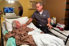 Ricardo Muñiz ao lado da sogra em cama hospitalar