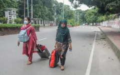 হল ছেড়ে যাচ্ছেন ঢাকা বিশ্ববিদ্যালয়ের শিক্ষার্থীরা