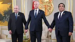 الرئيس التونسي قيس سعيد (وسط) مع نظيره الجزائري عبد المجيد تبون (يسار) والليبي محمد المنفي (يمين) خلال قمة قرطاج 2024