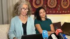 قالت أسرة الناشط المصري البريطاني علاء عبد الفتاح إنه أوقف إضرابه عن الطعام