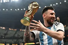 Messi sostiene la Copa Mundial en las manos