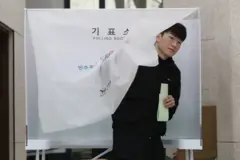 투표하고 나오는 유권자