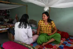 विस्थापितांच्या शिबीरातील एक मैतेई महिला