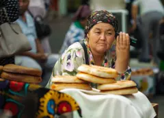 Non sotuvchi ayol telefonda nimadir eshitayapti