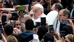 Papa Francisco entre fiéis