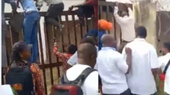 Awn osisẹ IKEDC to n fo geeti jade kuro ni ọọfisi