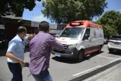 Ambulância transportando o ex-presidente brasileiro Jair Bolsonaro chega ao Hospital Rio Grande, em Natal, em 11 de abril de 2025