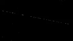 Pontos luminosos formando traçado no céu noturno