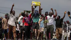 Apoiadores do candidato presidencial da oposição camaronense Issa Tchiroma protestam após o Conselho Constitucional declarar Paul Biya vencedor das eleições presidenciais de 12 de outubro, em Duala, Camarões, em 27 de outubro de 2025.