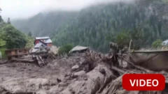 ஜம்மு காஷ்மீரில் பூஜைக்காக மக்கள் கூடியிருந்த பகுதியில் திடீர் வெள்ளம் - 12 பேர் பலி