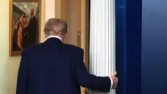 عکسی از ترامپ که پشتش به دوربین است