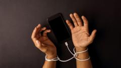 پر انټرنېټ د ځورونې پنځه ډولونه؛ ښځې څنګه ځان خوندي ساتلی شي؟